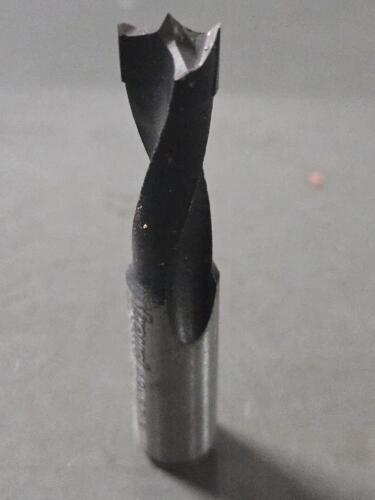 DESCRIPTION: (2) cCARBIDE TIPPED BRAD POINT BIT BRAND/MODEL: FREUD BP90057R SIZE: 9mm DIA 10mm SD RETAIL$: $37.78 QTY: 2