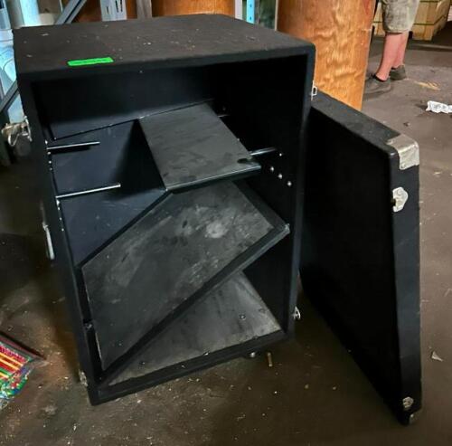 ROAD CASE ON WHEELS