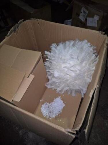 1 - Box of 6 Round Ball of Ostrich Feathers #930