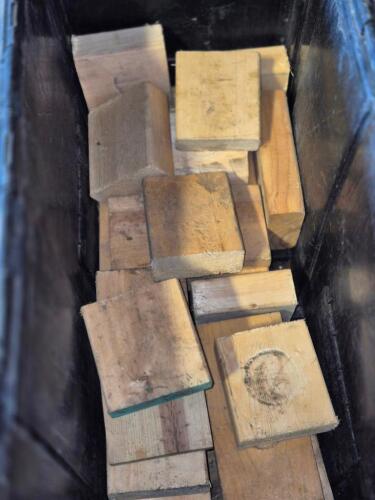 TOTE OF WOOD PIECES FOR SIDE POLES