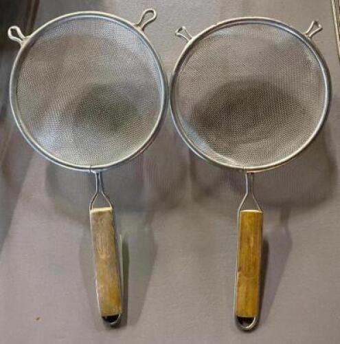(2) 6" MESH WIRE SCOOP BASKETS.