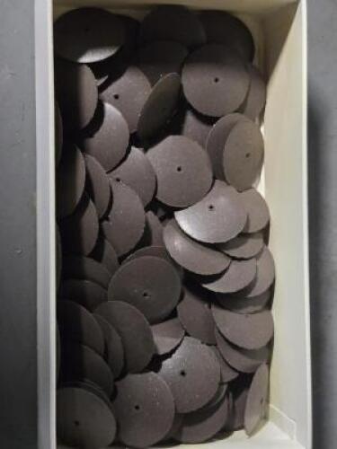 DESCRIPTION: (1) BOX OF (100) CRATEX SMALL KNIFE EDGE WHEELS BRAND/MODEL: GESSWEIN 148-0005 SIZE: 1" DIA 1/8" ARBOR MEDIUM RETAIL$: $189.88 QTY: 1