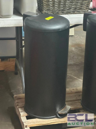 STEP TRASH CAN