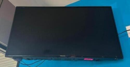 40" LED 4K SMART TV WITH ROKU ATTACHMENT AND WALL MOUNT