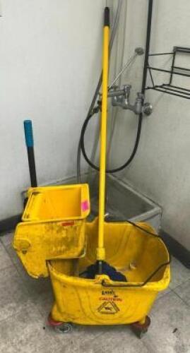 MOP BUCKET WITH WRINGER