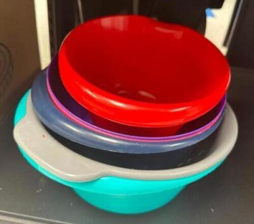 ASSORTED PLASTIC MIXING BOWLS