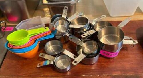 ASSORTED MEASRING CUPS