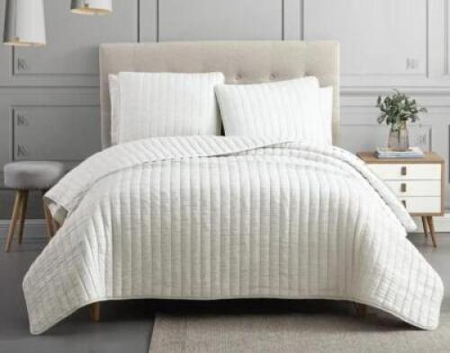 DESCRIPTION: (1) COVERLET SET BRAND/MODEL: HALLMART INFORMATION: (1) COVERLET, (2) SHAMS RETAIL$: $99 SIZE: KING QTY: 1