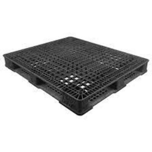 DESCRIPTION: (1) PLASTIC SHIPPING PALLET INFORMATION: BLACK SIZE: 40" X 48" RETAIL$: $21.50 EA QTY: 1