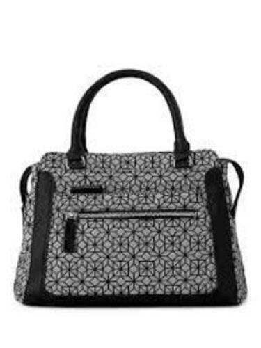 DESCRIPTION: (1) WOMENS PURSE BRAND/MODEL: TIME AND TRU INFORMATION: BLACK AND WHITE SIZE: MULTI POCKET RETAIL$: $30.00 EA QTY: 1