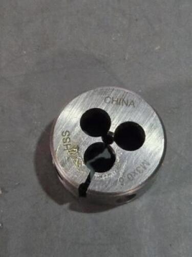 DESCRIPTION: (15) ROUND THREADING DIE BRAND/MODEL: WESTWARD 10T874 SIZE: M3X0.60 RETAIL$: $321.45 QTY: 15