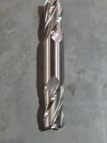 DESCRIPTION: (1) DE HSS SQ END MILL BRAND/MODEL: HERTEL 41117714 SIZE: 15/16" DIA 1-7/8" LOC RETAIL$: $215.56 QTY: 1