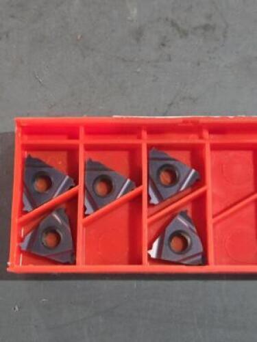 DESCRIPTION: (5) 16ER SOLID CARBIDE LAYDOWN THREADING INSETS BRAND/MODEL: CARMEX 16ER16 UN HBA RETAIL$: $118.25 QTY: 5