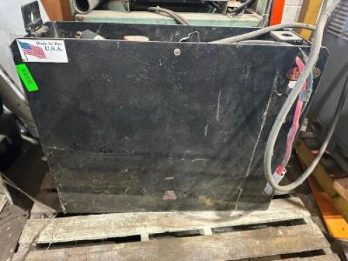 ELECTRIC PALLET JACK BATTERY ARRAY AND CASE.