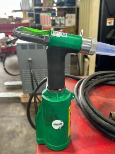 SPEEDAIRE PNEUMATIC RIVET GUN