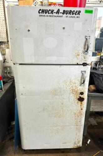 TOP-FREEZER REFRIGERATOR