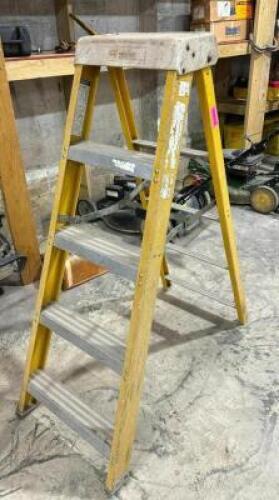 DESCRIPTION: 5' STEP LADDER LOCATION: BACK WAREHOUSE QTY: 1