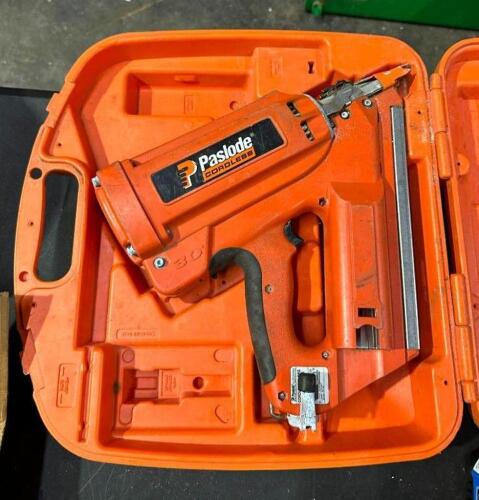 DESCRIPTION: 30-DEGREE CORDLESS FRAMING NAILER BRAND/MODEL: PASLODE 900420 LOCATION: WAREHOUSE QTY: 1