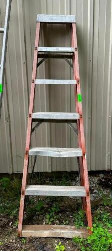 DESCRIPTION: 6' FIBERGLASS STEP LADDER LOCATION: BACK SHED QTY: 1