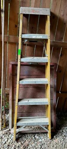 DESCRIPTION: 6' FIBERGLASS STEP LADDER LOCATION: BACK SHED QTY: 1