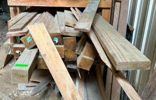 DESCRIPTION: CONTENTS OF FRONT SHELF INFORMATION: ASSORTED LUMBER AS SHOWN, LONGEST APPROX. 8' LOCATION: BACK SHED QTY: 1