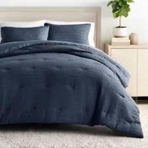 DESCRIPTION: (1) 2 PIECE TEXTURE COMFORTER SET BRAND/MODEL: NOBLE LINENS #COMF-TMU-TWIN-NAVY INFORMATION: NAVY SIZE: TWIN RETAIL$: $55.20 EA QTY: 1