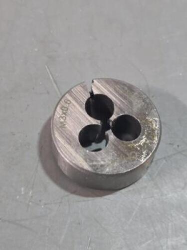 DESCRIPTION: (15) ROUND THREADING DIE BRAND/MODEL: WESTWARD 10T874 SIZE: M3X0.60 RETAIL$: $321.45 QTY: 15