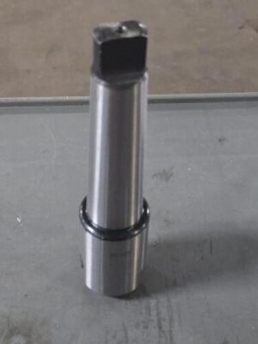 DESCRIPTION: (1) END MILL HOLDER BRAND/MODEL: VC 5757049 SIZE: 4MT 5/8" HOLE DIA RETAIL$: $52.43 QTY: 1