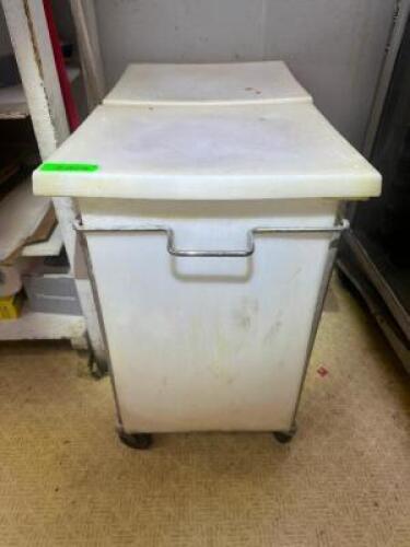 ROLL ABOUT PLASTIC INGREDIENTS BIN W/ LID/
