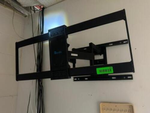 ADJUSTABLE TV WALL MOUNT.
