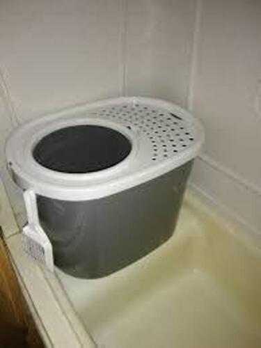 DESCRIPTION: (1) CAT LITTER BOX WITH SCOOP BRAND/MODEL: TOP ENTRY INFORMATION: SEE INSPECTION, PLASTIC RETAIL$: $30.00 EA QTY: 1