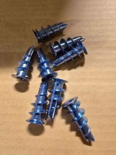 DESCRIPTION: (1) BOX OF SELF TAPPING SCREWS INFORMATION: SEE INSPECTION RETAIL$: $141.00 TOTAL QTY: 1