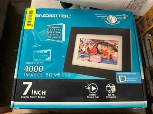 7" DIGITAL PHOTO FRAME.
