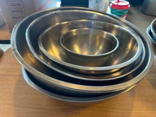 (6) PIECE STAINLESS MIXING BOWL SET.