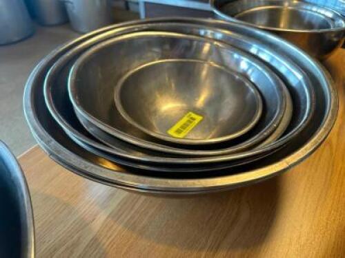 (5) PIECE STAINLESS MIXING BOWL SET.