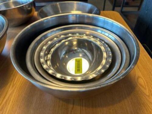(5) PIECE STAINLESS MIXING BOWL SET.