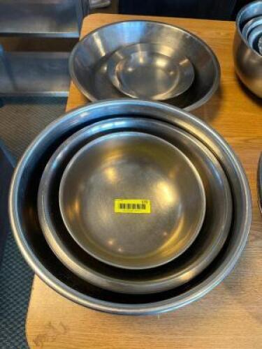 (5) PIECE STAINLESS MIXING BOWL SET.