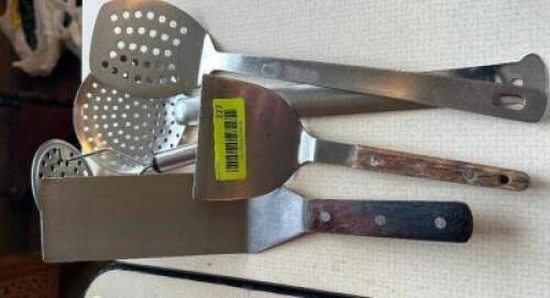 (1) LOT OF STAINLESS TURNERS AND SCOOPS