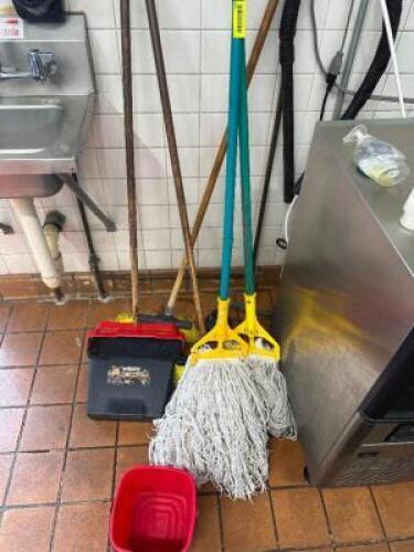 (1) LOT OF LONG HANDLE CLEANING SUPPLIES.