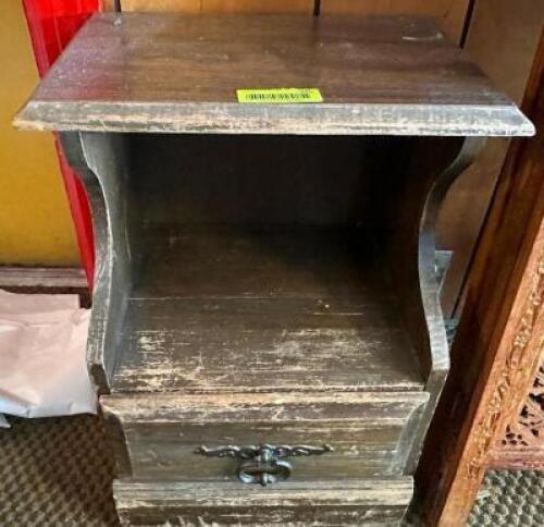 SMALL WOODEN END TABLE