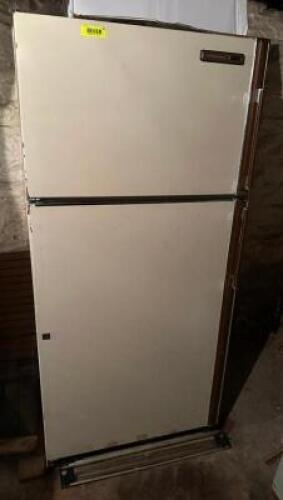 RESIDENTIAL TOP FREEZER REFRIGERATOR