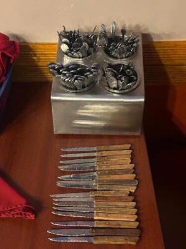 UTENSIL ORGAIZER WITH CONTENTS AND ADDITONAL STEAK KNIVES