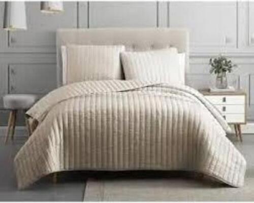 DESCRIPTION: (1) COVERLET SET, BEDDING SET BRAND/MODEL: HALLMARK INFORMATION: MANSFIELD COLLECTION, 1 COVERLET, 2 SHAMS, TAN SIZE: KING SIZE BED RETAI