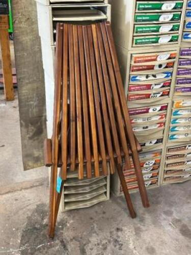 FOLDING CHAIR