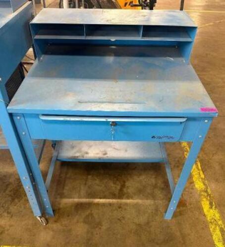 DESCRIPTION GLOBAL INDUSTRIAL 36" SERVICE WRITERS SHOP DESK W/ KEY BRAND / MODEL: GLOBAL INDUSTRIAL LOCATION SHOP WEST QTY 1