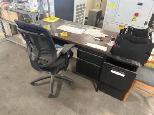 DESCRIPTION 60" METAL DESK W/ LAMINATE WOOD TOP ADDITIONAL INFORMATION COMES W/ CHAIR LOCATION SHOP WEST QTY 1