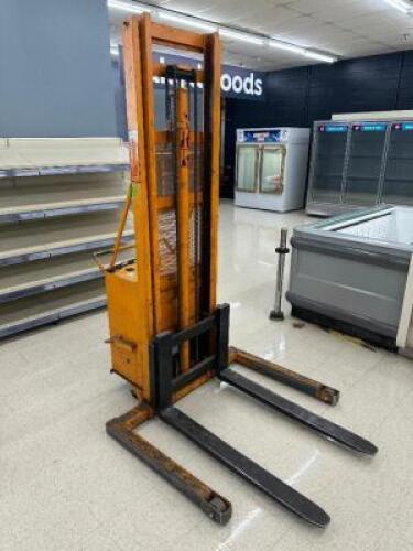 DESCRIPTION ROL-LIFT 2600 LB. CAPACITY WALK BEHIND STACKER BRAND / MODEL: ROL-LIFT STACKER ADDITIONAL INFORMATION SN# 080120, IN WORKING ORDER. LOCATI