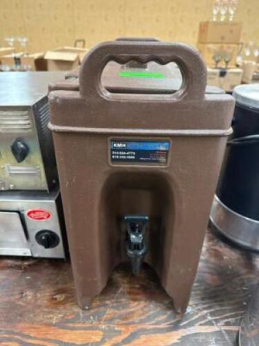DESCRIPTION INSULATED BEVERAGE DISPENSER BRAND / MODEL: CAMBRO LOCATION BANQUET ROOM TABLE 2 QTY 1