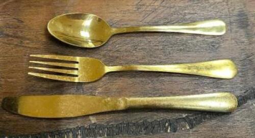 DESCRIPTION (50) SETS OF GOLD STAINLESS KNIVES, SPOONS, AND FORKS. ADDITIONAL INFORMATION W/ RACK THIS LOT IS: SOLD BY THE PIECE LOCATION BANQUET ROOM