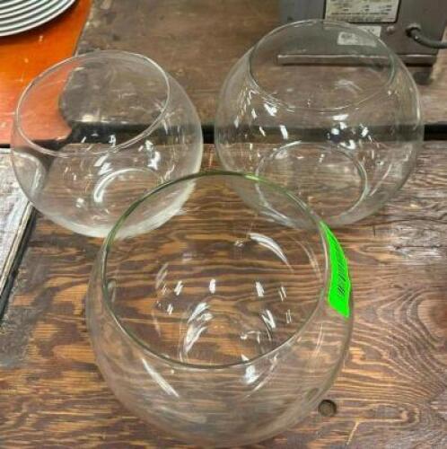 DESCRIPTION: (3) GLASS BOWLS LOCATION: BANQUET HALL QTY: 3